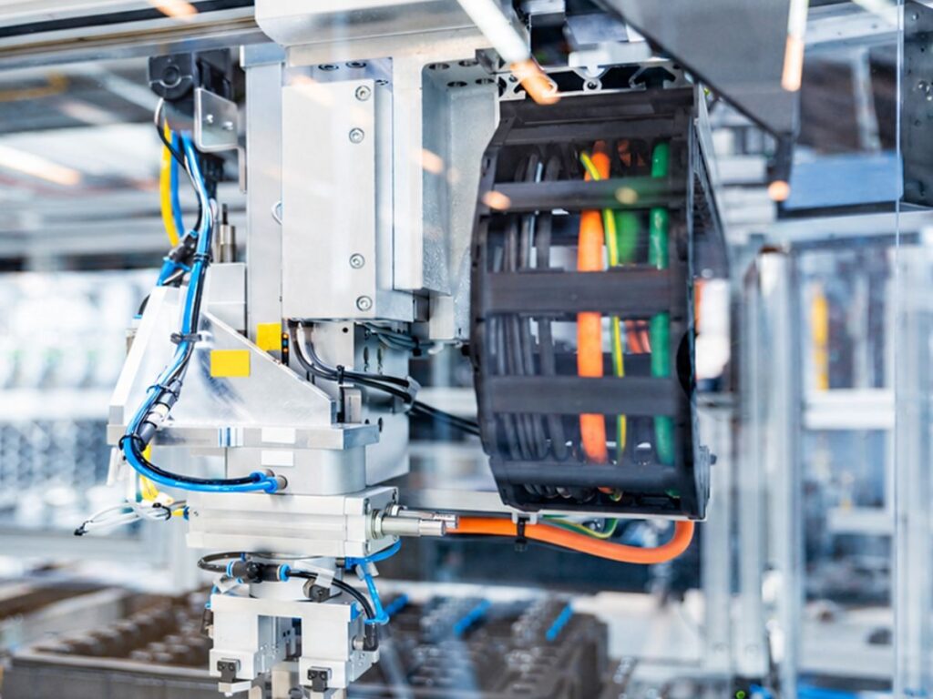 Detail pneumatického manipulátoru a robotického uchopovače automatizované výrobní linky.